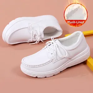 Scarpe da infermiera bianche foderate in pile con suola morbida antiscivolo e stringate