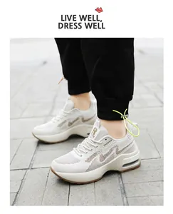 Profil latéral de baskets chunky en maille pour femmes avec détails pailletés et coussin d'air.