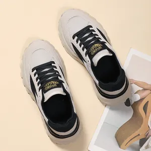 Primo piano di eleganti sneakers chunky beige e nere da donna