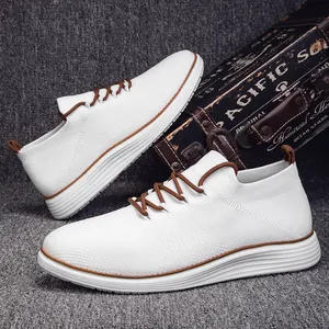 Vista detallada de zapatillas flyknit blancas con cordones marrones y maleta vintage