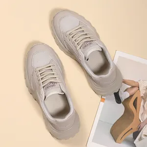 Vista dall'alto di sneakers chunky albicocca con mesh traspirante e suole spesse