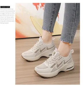 Détail des baskets en maille beige pour femme avec coussin d'air et plateforme