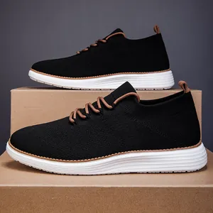 Vista lateral detallada de zapatillas casuales de punto negro para hombre con cordones marrones