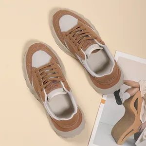 Vista dettagliata delle sneakers chunky beige da donna con mesh traspirante e camoscio