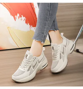 Gros plan de baskets compensées en maille beige avec semelle à coussin d'air sur mannequin