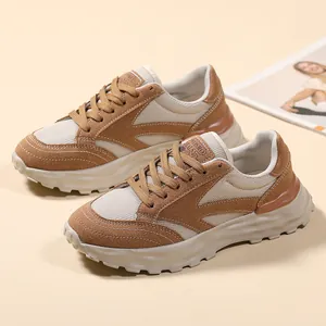 Vista laterale di sneakers chunky da donna beige e marroni con inserti in mesh e camoscio