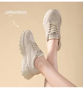 Primer plano de zapatillas chunky beige con suela gruesa y paneles de malla de moda