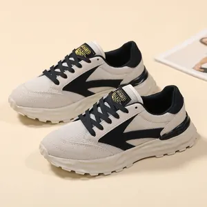 Vista dettagliata delle sneakers chunky beige da donna con design a freccia nera