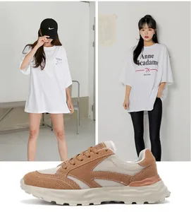 Detalle de zapatillas chunky transpirables para mujer con suela de plataforma gruesa para estilo