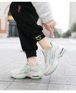 Vue détaillée des baskets en mesh pour femmes avec semelle à coussin d'air et talon