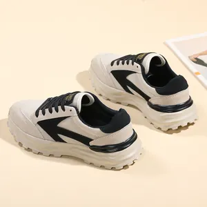 Vista dettagliata delle scarpe chunky beige e nere da donna con design atletico