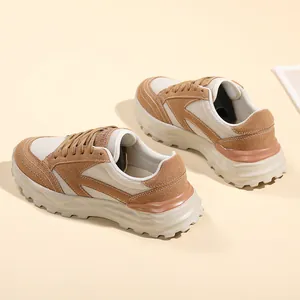Vista dettagliata di sneaker chunky beige e marroni con inserti in mesh e camoscio.