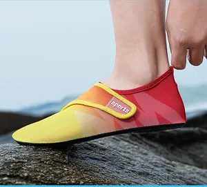 Vista laterale dettagliata della scarpa da wading in maglia con sfumatura e velcro