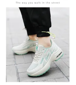 Vue détaillée de baskets à plateforme en maille respirante blanche avec accents vert clair