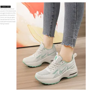 Vue détaillée de baskets à plateforme pour femmes avec mesh respirant et semelle air.
