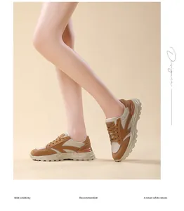 Primer plano de zapatillas de plataforma para mujer en marrón y beige sobre fondo crema
