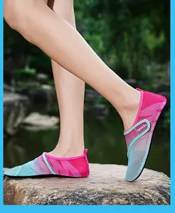 Scarpe da scoglio traspiranti flyknit rosa e blu con chiusura a strappo nuoto