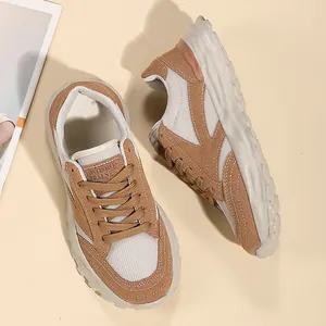 Sneakers casual da donna con mesh traspirante e suola spessa nei colori beige e marrone.