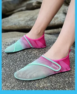 Primo piano di scarpe da scoglio in rete traspirante con gradiente rosa verde e velcro