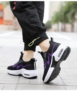 Vue détaillée de baskets en tricot noir et violet pour femmes avec semelles à bulles