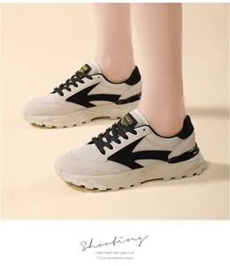 Vista detallada de zapatillas de plataforma beige para mujer con malla y diseño de flecha negra