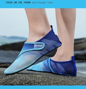 Vista dettagliata di scarpe da scoglio in flyknit traspirante con chiusura velcro