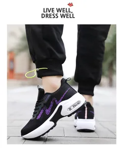 Détail de baskets en maille noires pour femmes avec motifs violets et coussin d'air visible.