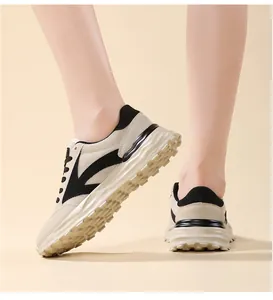 Detalle de la suela gruesa y el diseño trasero de zapatillas beige de plataforma mujer.