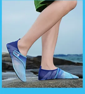 Scarpe da scoglio traspiranti in fly-knit con velcro su spiaggia rocciosa