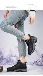Detailansicht schwarzer wasserfester Winterschuhe mit warmem grauem Fleecefutter und Klett.
