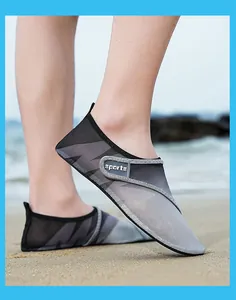 Dettaglio di scarpe da scoglio in mesh traspirante con chiusura a strappo sulla spiaggia