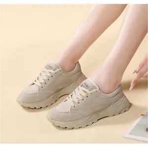 Zapatillas beige para mujer con suela de plataforma gruesa y paneles de malla fresca