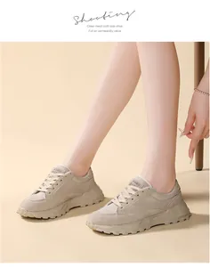 Detalle de las zapatillas chunky beige transpirables para mujer con suela gruesa.