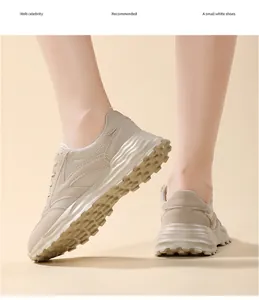 Vista posterior detallada de zapatillas con plataforma para mujer en malla beige