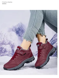 Detailansicht wasserdichte burgunderrote Winterstiefel mit Fellfutter im Schnee
