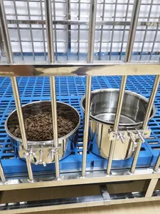 Detailansicht langlebiger Edelstahlnäpfe für Haustiere, am Metallkäfig befestigt.