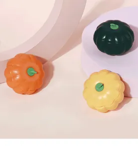 Detailaufnahme von kürbisförmigem Katzenminze-Spielzeug in verschiedenen leuchtenden Farben.