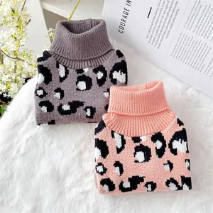 Detailansicht der rosa und grauen Strickpullover mit Leopardenmuster für kleine Haustiere