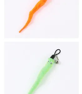 Primo piano di ricambi per canna da pesca per gatti a forma di bruco di peluche con campanello.