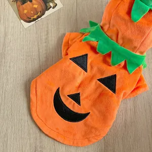 Dettaglio della texture felpata di un gilet festivo a zucca per cani per il caldo inverno.