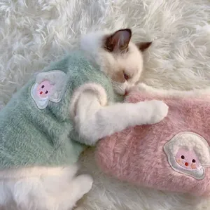 Gros plan d'un gilet en peluche vert pour chat avec broderie de mouton pour l'hiver froid