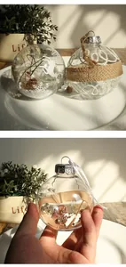 Detalle macro de una bola de Navidad transparente con cuentas doradas en el interior