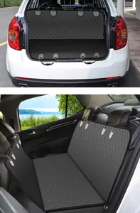 Vue détaillée de la housse de siège auto imperméable pour animaux dans le coffre et à l'arrière.