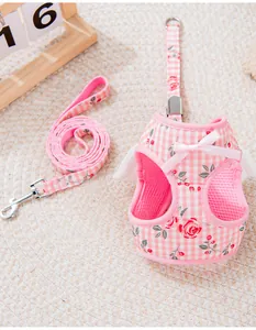 Dettaglio della pettorina per cani a scacchi rosa con ali d'angelo