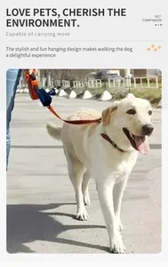 Dettaglio del distributore portatile di sacchetti fissato al guinzaglio
