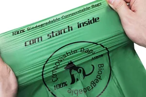 Nahaufnahme von dehnbaren grünen biologisch abbaubaren Haustier-Kotbeuteln aus Maisstärke