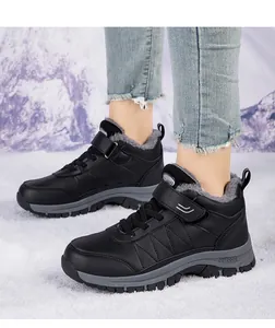 Detailansicht wasserdichte schwarze Winterstiefel mit warmem Fleecefutter und Sohle