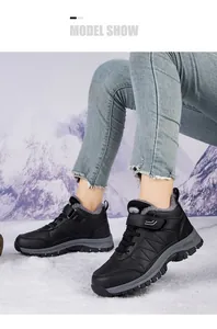 Model trägt schwarze wasserfeste Schneestiefel mit grauem Kunstfellfutter.