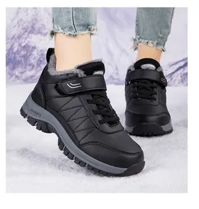 Detailansicht schwarzer wasserfester Winter-Walkingschuhe mit warmem grauem Fleece-Futter