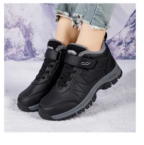 Detail der wasserdichten schwarzen Winterstiefel mit warmem Fleecefutter und rutschfester Sohle